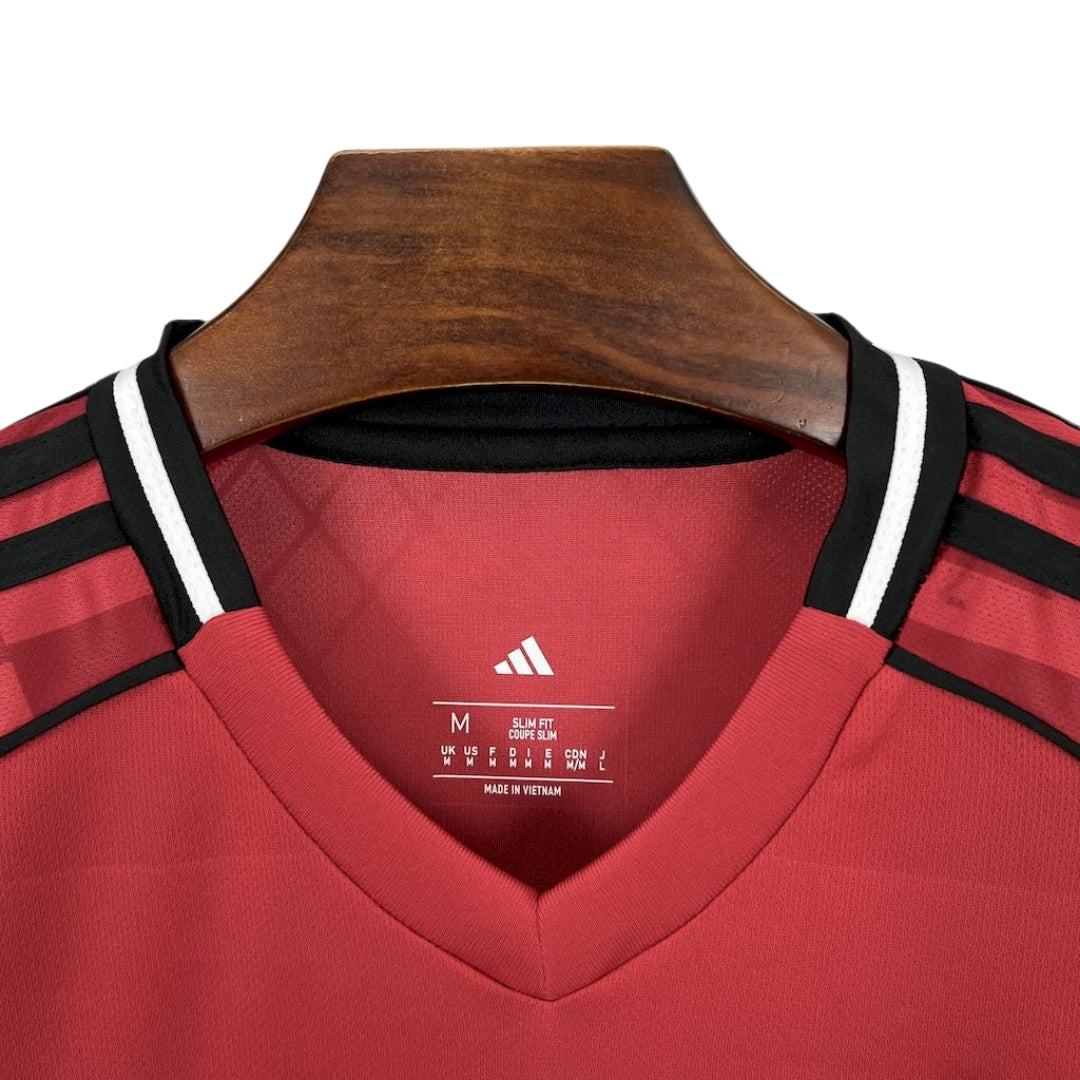 Camiseta de fútbol Manchester United 2025/26 local, color rojo, detalle de cuello y hombros.