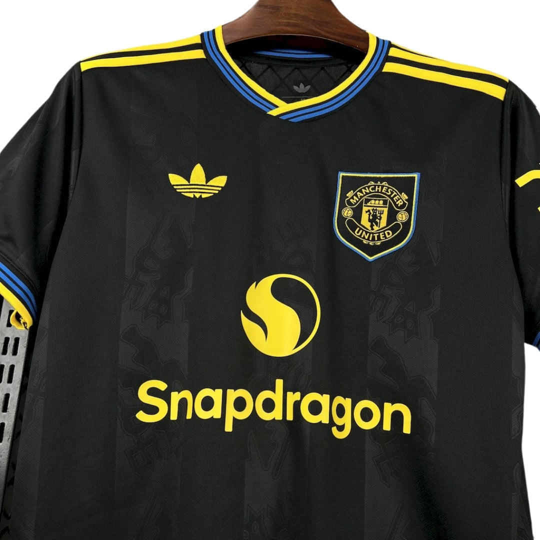 Camiseta Manchester United 2025-26 tercera equipación negra con detalles amarillos y logo Snapdragon