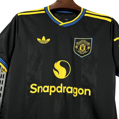 Camiseta Manchester United 2025-26 tercera equipación negra con detalles amarillos y logo Snapdragon