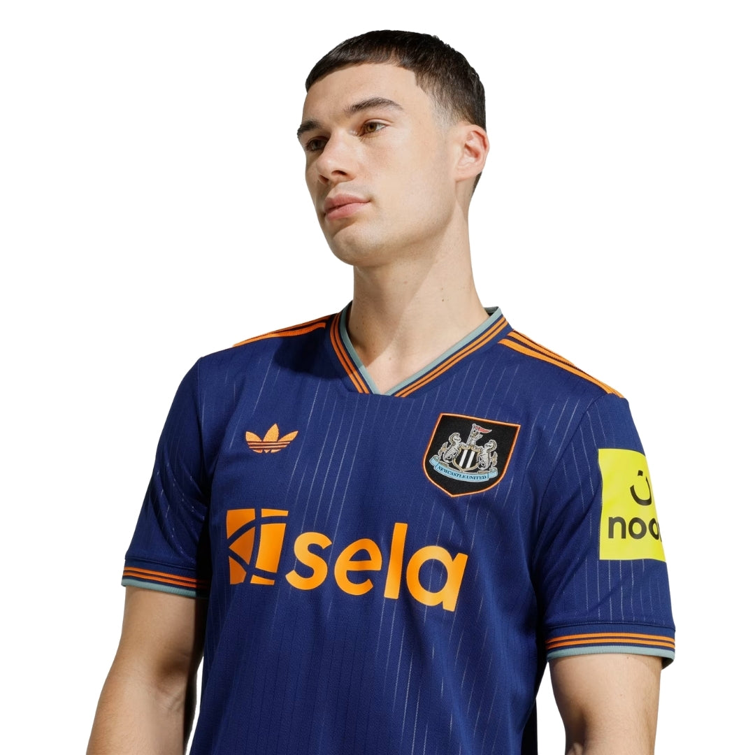 Camiseta Newcastle United 2025 azul, patrocinadores y escudo visible, Reino del Futbol