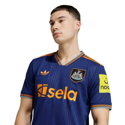 Camiseta Newcastle United 2025 azul, patrocinadores y escudo visible, Reino del Futbol