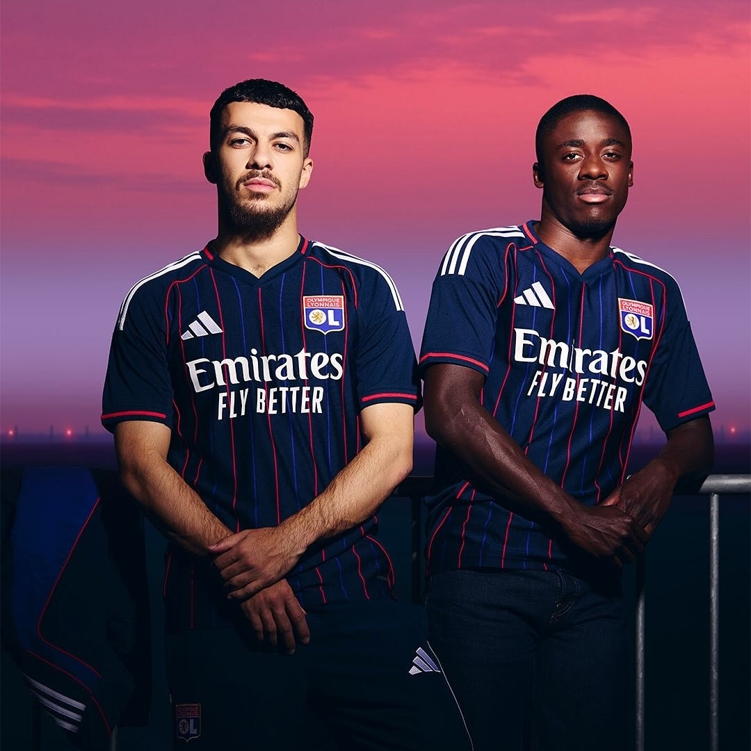 Camiseta Olympique Lyon 2025 2026 visitante azul marino, rayas rojas, jugadores modelo