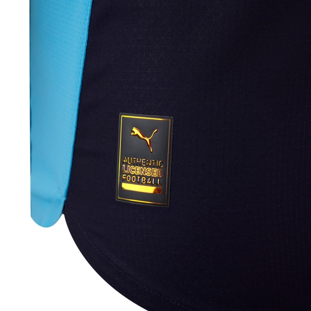 Detalle etiqueta Puma Authentic Licensed Football en camiseta Olympique Marsella 2025/26 azul