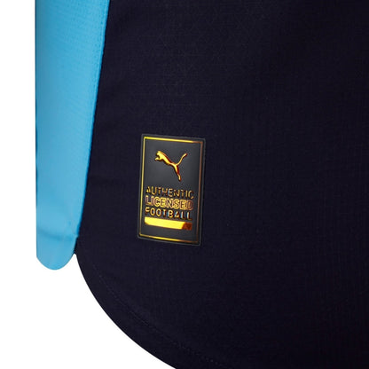 Detalle etiqueta Puma Authentic Licensed Football en camiseta Olympique Marsella 2025/26 azul