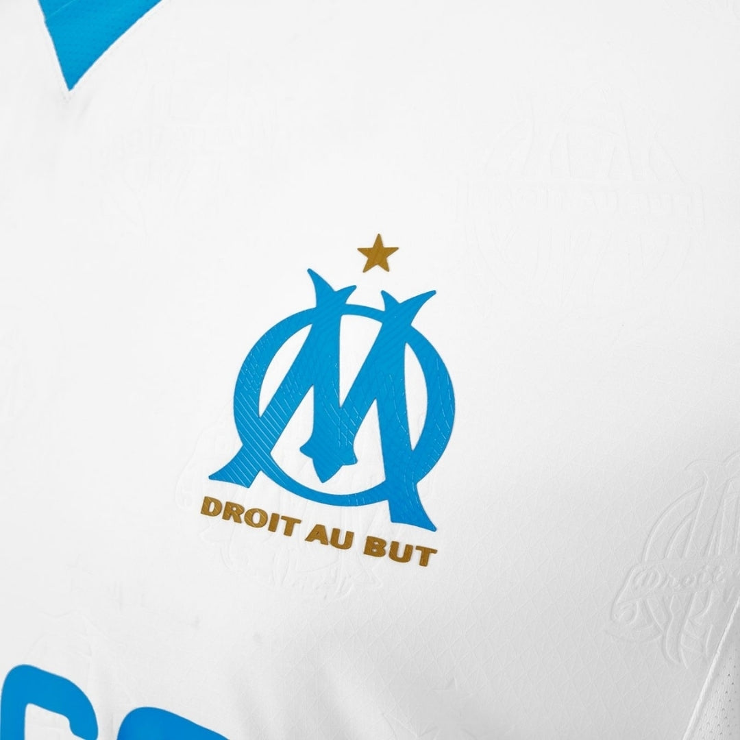 Detalle del escudo Olympique Marsella en camiseta blanca local 2025/26, Reino del Futbol