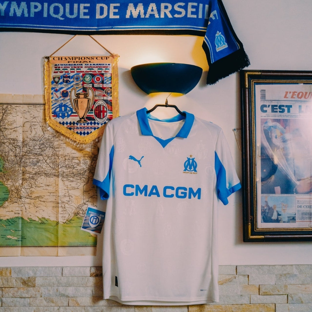 Camiseta local Olympique de Marsella 2025-26 blanca y azul colgada, fútbol europeo, Reino del Futbol