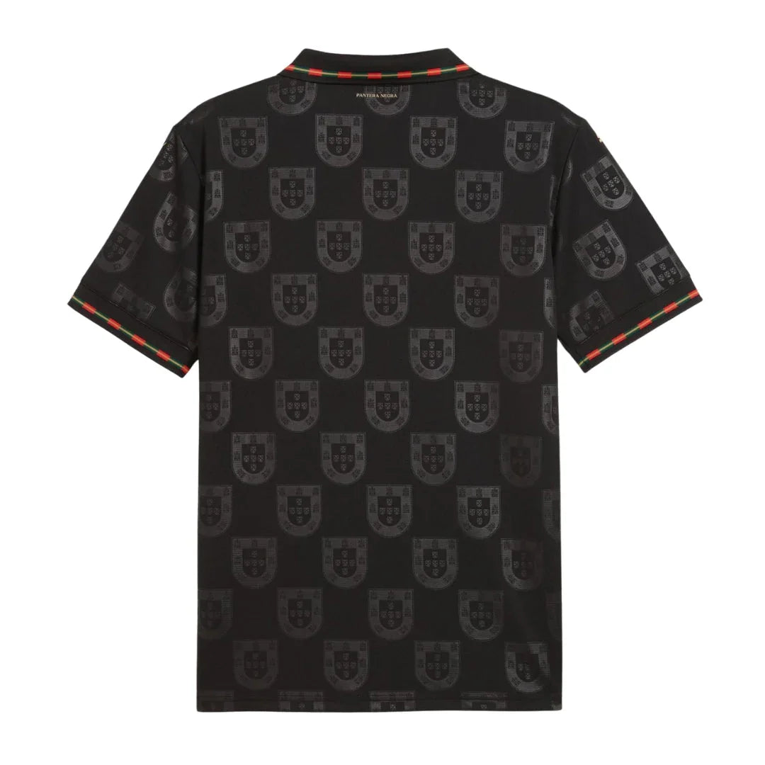 Camiseta negra Portugal con escudos repetidos y detalles en rojo y verde, Reino del Futbol
