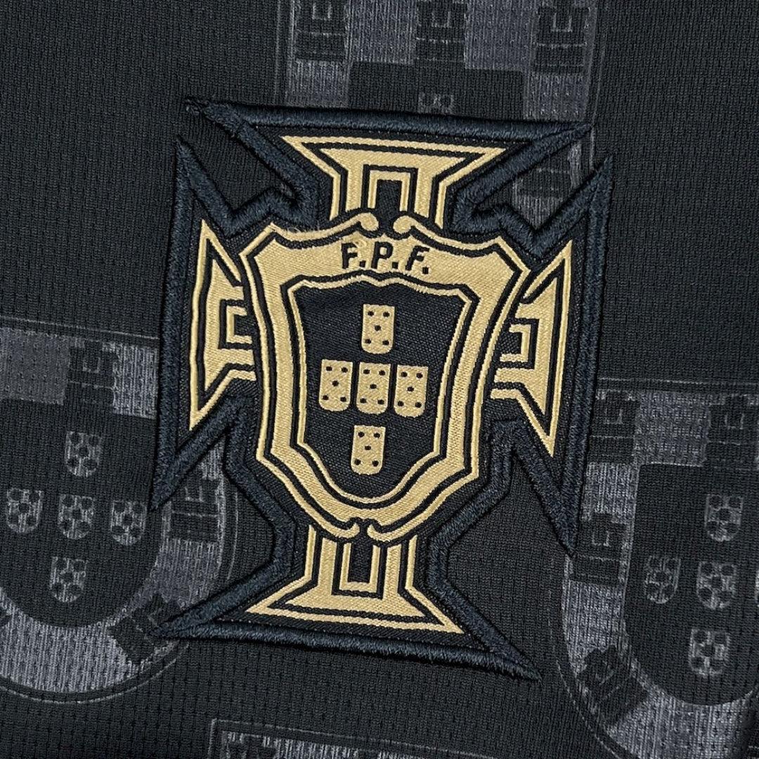 Escudo dorado de la selección de fútbol de Portugal bordado en camiseta negra, Reino del Futbol