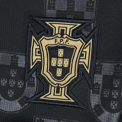 Escudo dorado de la selección de fútbol de Portugal bordado en camiseta negra, Reino del Futbol