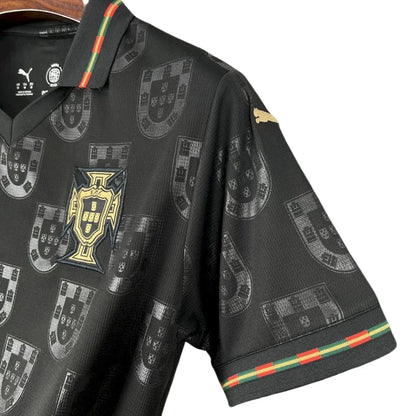 Camiseta negra de la selección de Portugal con escudos y detalles en dorado de fútbol