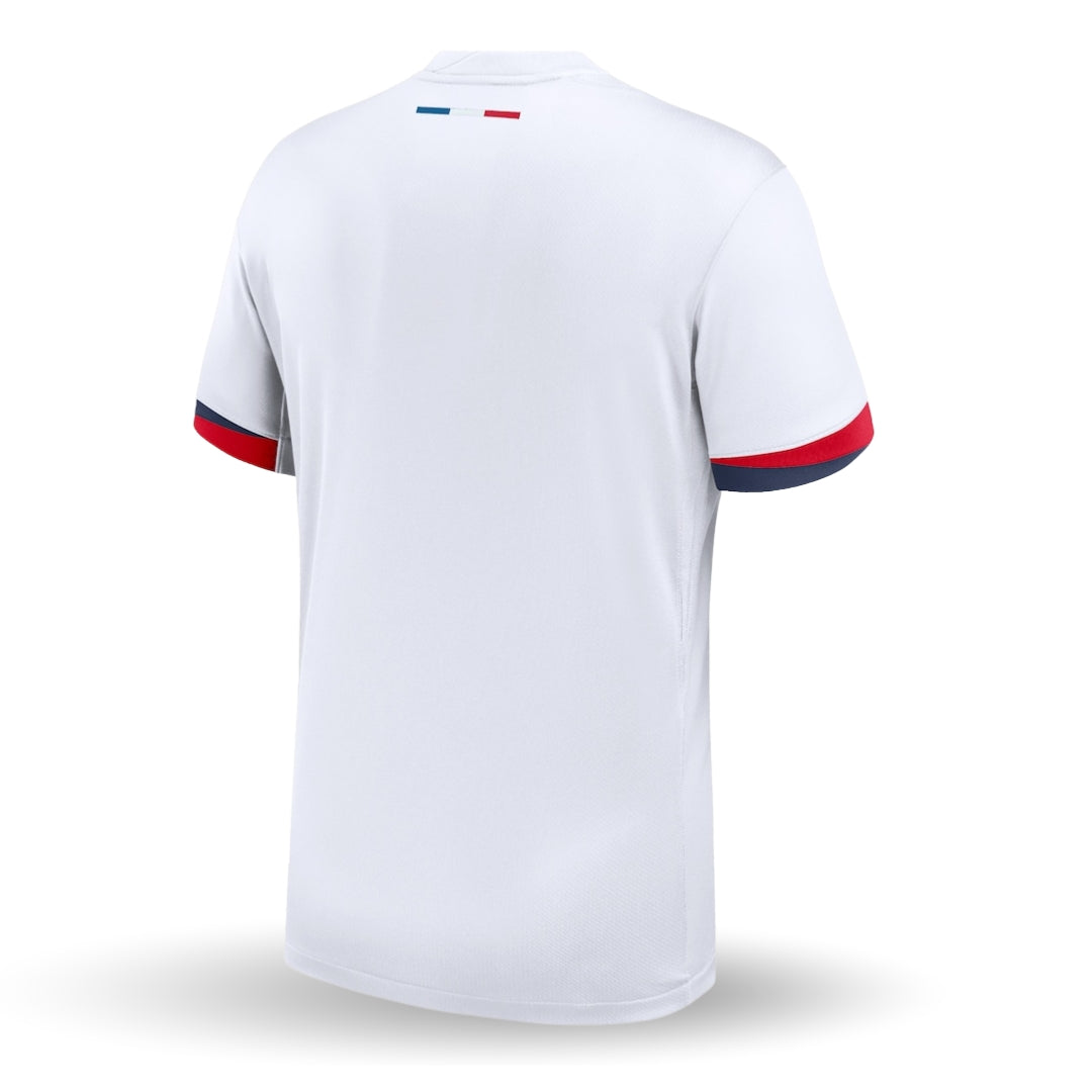 Camiseta de fútbol europea blanca con detalles azul y rojo en mangas, vista posterior.