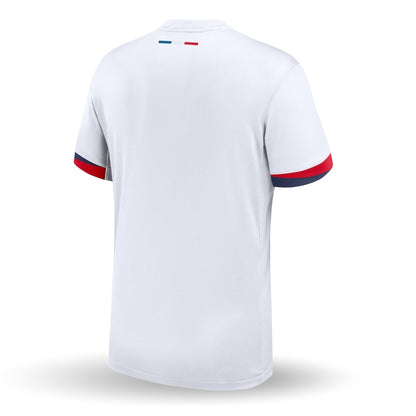 Camiseta de fútbol europea blanca con detalles azul y rojo en mangas, vista posterior.