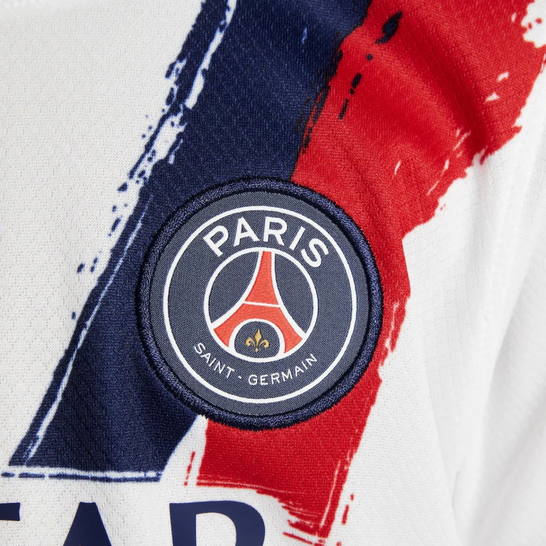 Escudo PSG en camiseta blanca con franjas azul y roja, tienda Reino del Futbol
