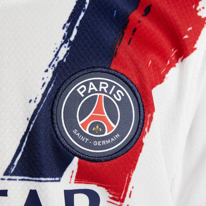 Escudo PSG en camiseta blanca con franjas azul y roja, tienda Reino del Futbol