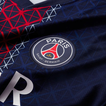 Detalle de camiseta PSG Paris Saint-Germain azul con escudo bordado, fútbol europeo exclusivo