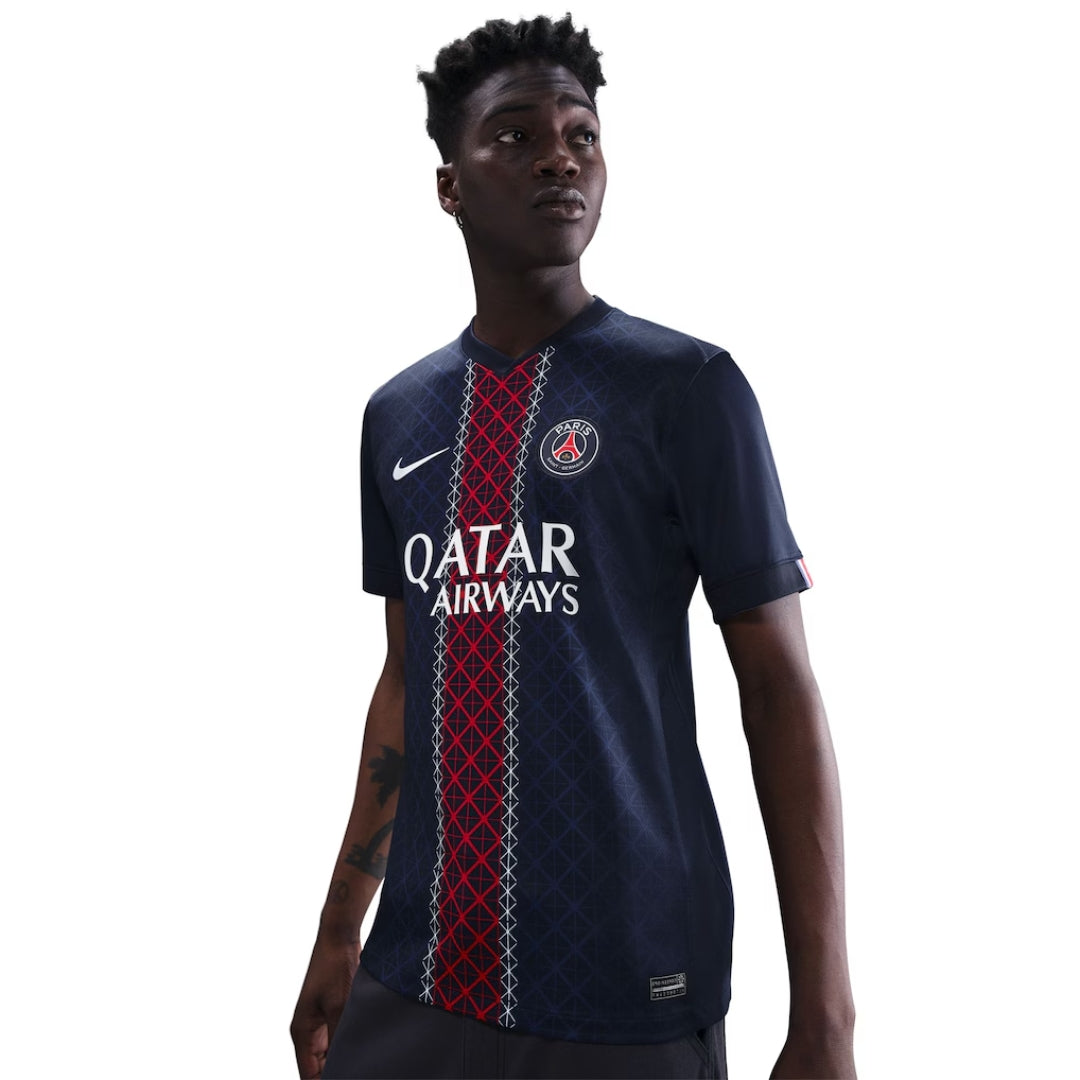 Camiseta PSG 2024 local azul marino con detalles rojos, logo Nike y Qatar Airways, fútbol europeo