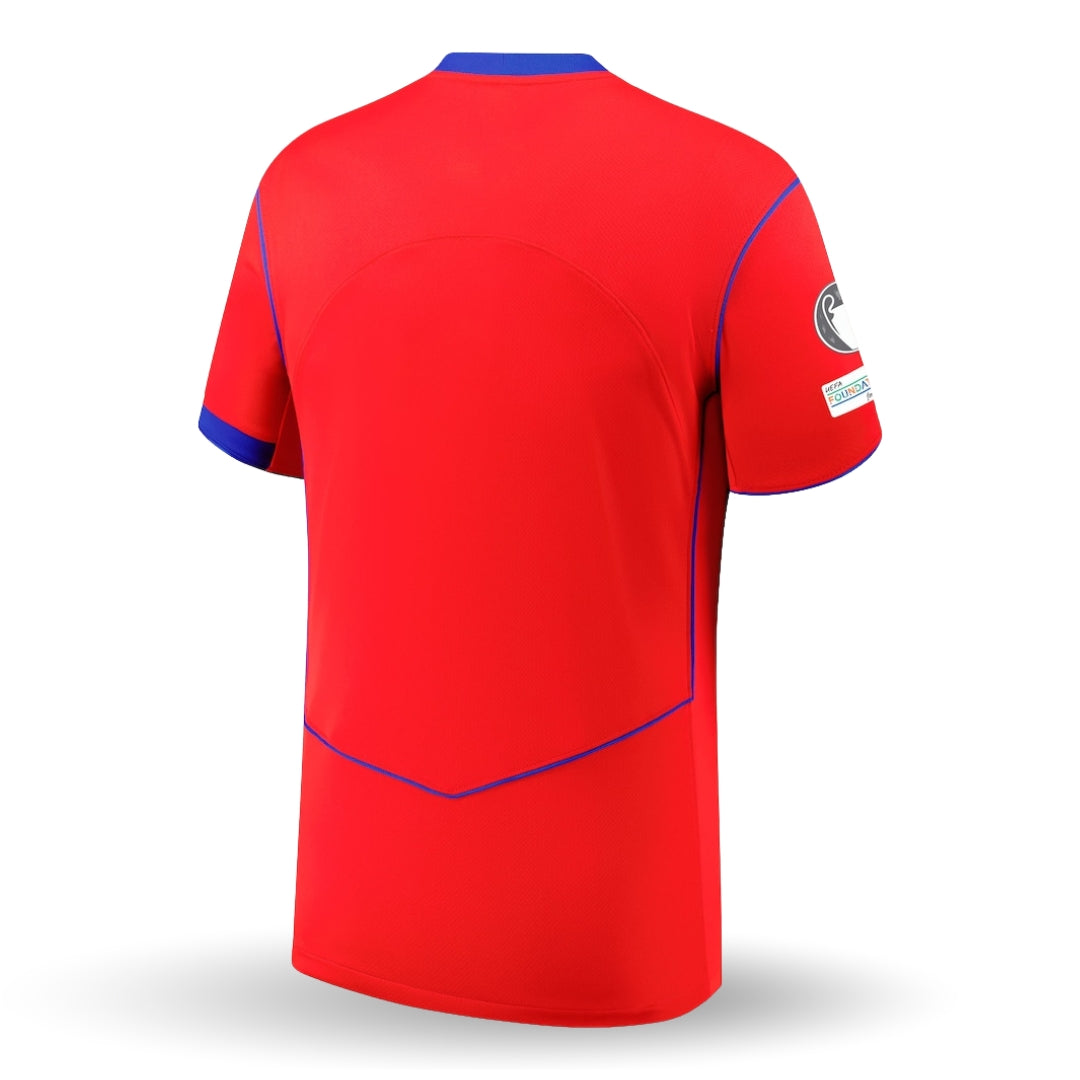 Camiseta de fútbol europea roja con detalles azules, vista trasera, Reino del Futbol