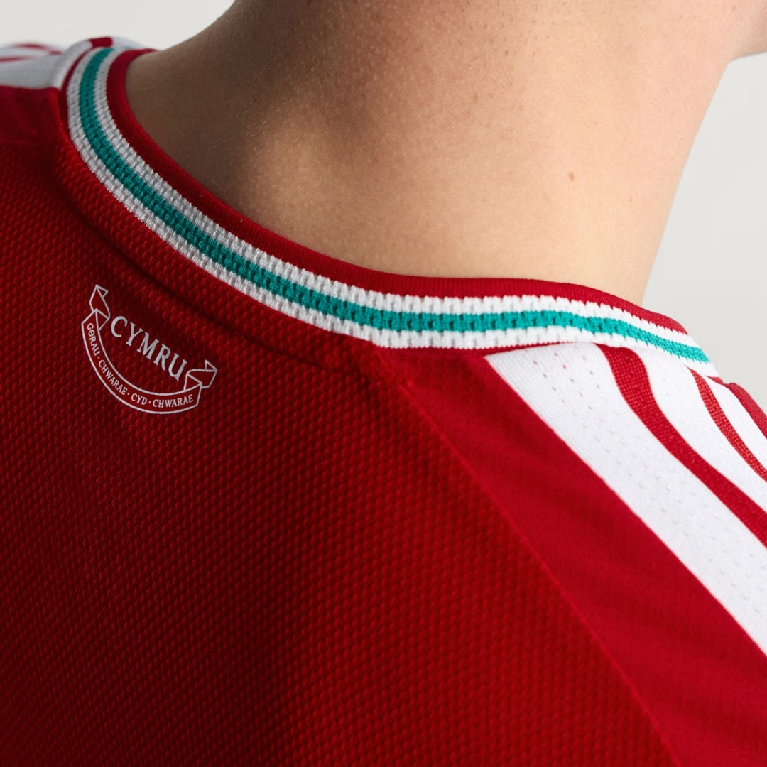 Detalle de la camiseta roja de fútbol País de Gales, texto Cymru, Reino del Futbol