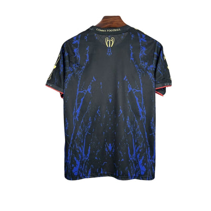 Camiseta de fútbol europea negra con detalles azules y dorados, edición especial 2025/26.