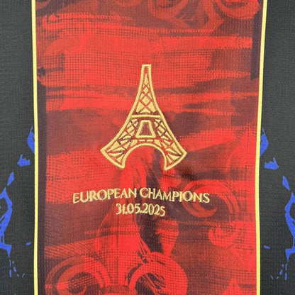 Detalle de camiseta PSG 2025-2026, logo Torre Eiffel y texto European Champions en rojo y azul