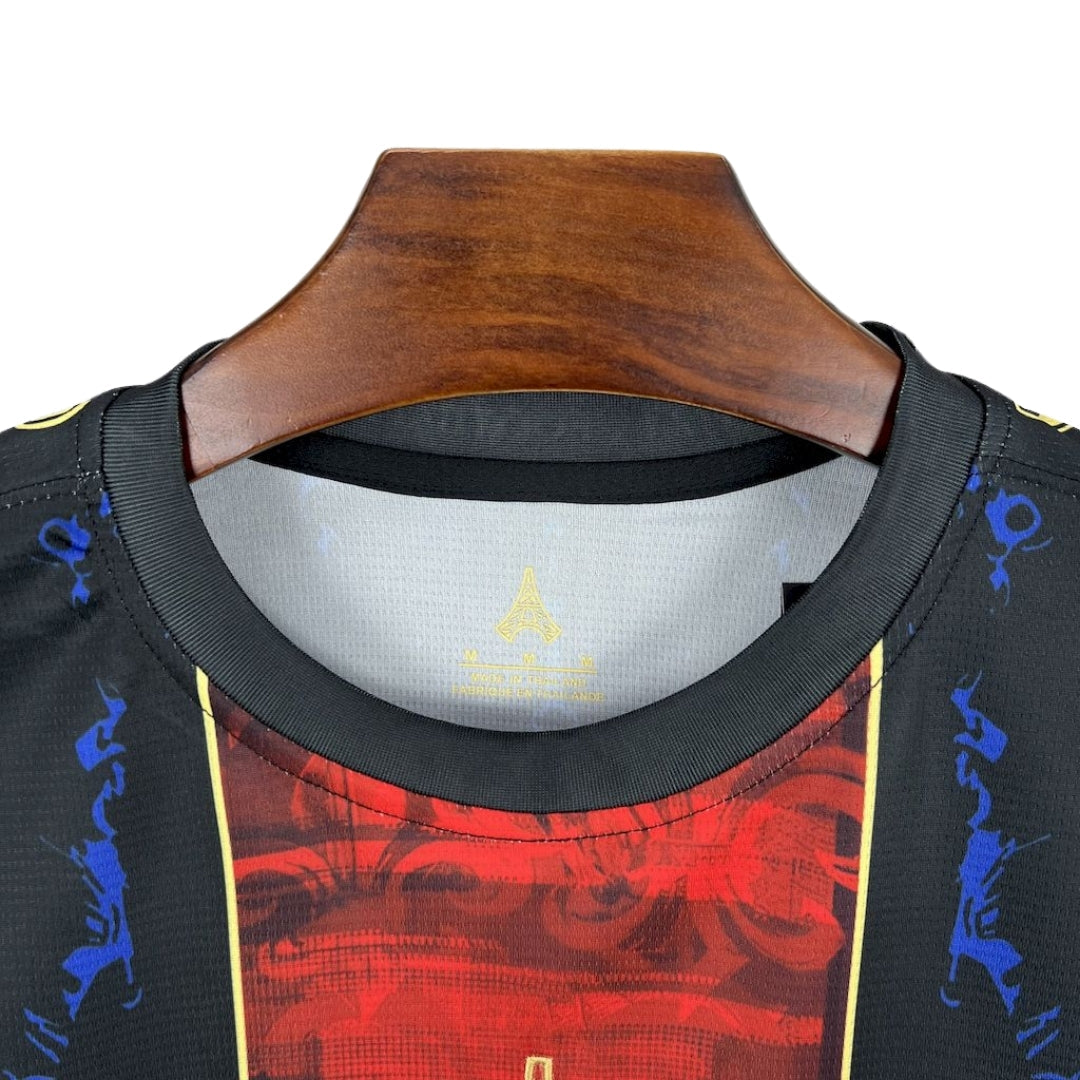 Cuello de camiseta París Saint-Germain 2025/26, diseño rojo y azul, detalles dorados, fútbol europeo.
