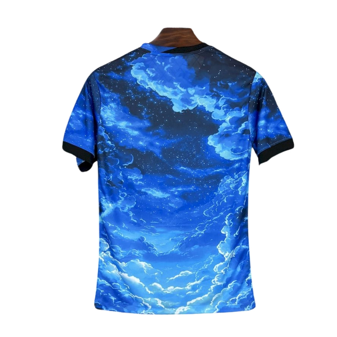 Camiseta de fútbol azul cielo con nubes blancas, diseño exclusivo, Reino del Futbol.