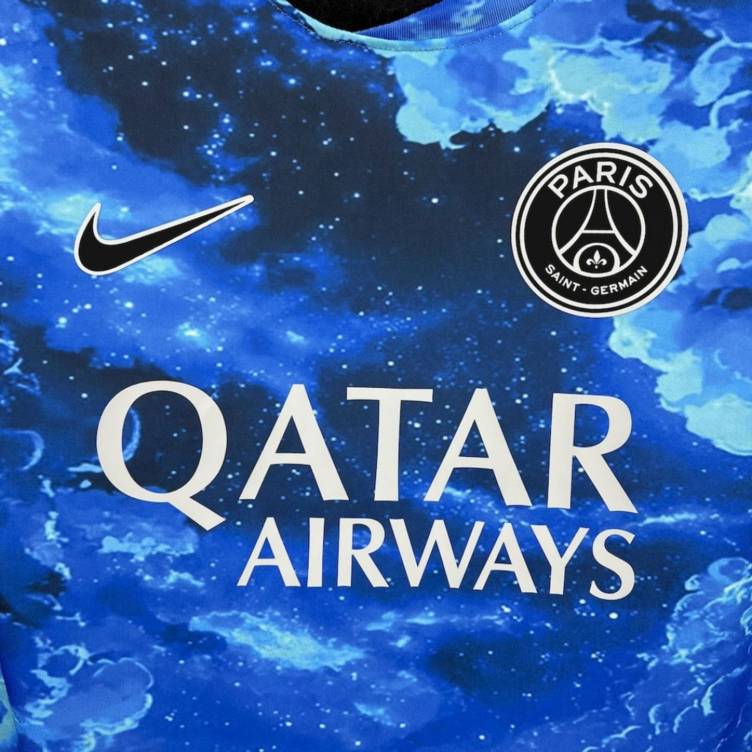 Camiseta París Saint-Germain 2025/26 azul con nubes, logo Nike y patrocinador Qatar Airways