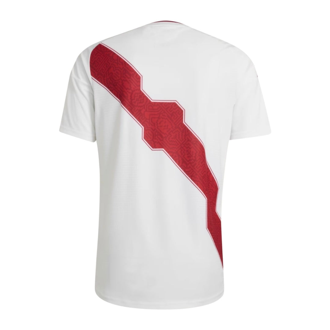 Camiseta blanca de Perú 2026 con franja roja y diseño tribal, Reino del Futbol