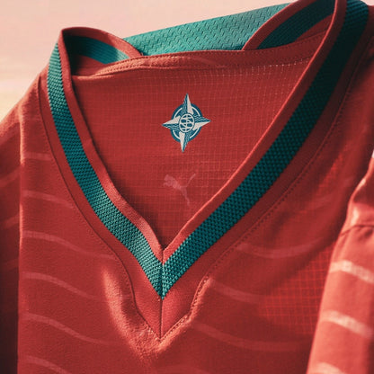 Camiseta Portugal 2026 roja con cuello verde, logo Puma, fondo deportivo, Reino del Futbol