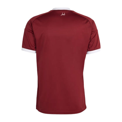 Camiseta de fútbol Qatar 2026 color vino tinto con detalles blancos, vista trasera