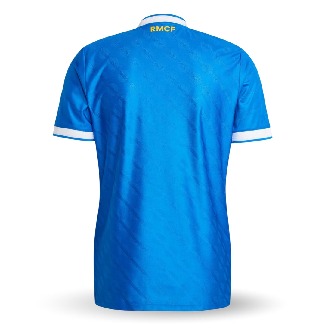 Camiseta azul Real Madrid 2025-2026 vista trasera con RMCF en amarillo, Reino del Futbol