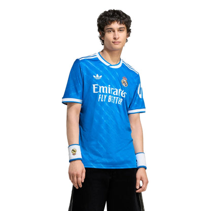 Camiseta tercera equipación Real Madrid 2025/26 azul, modelo masculino, Reino del Futbol