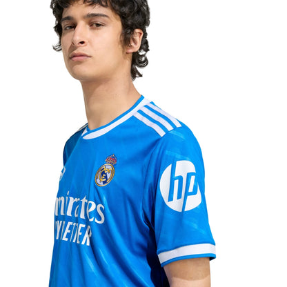 Camiseta azul Real Madrid 2025, escudo visible, modelo masculino, Reino del Futbol