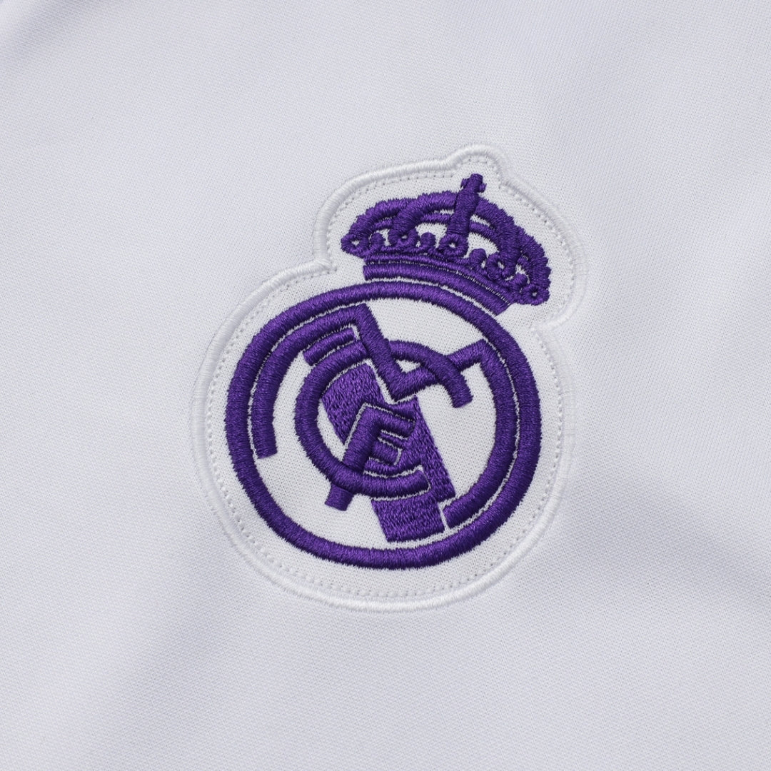 Escudo bordado Real Madrid morado sobre tela blanca, ropa deportiva futbol Reino del Futbol