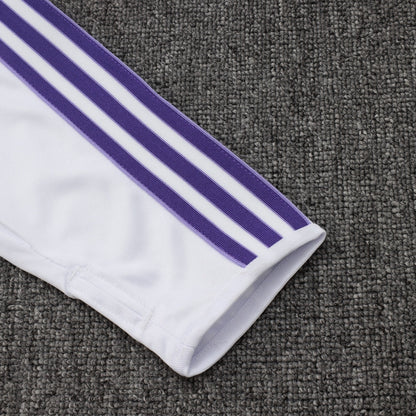 Manga de chaqueta blanca con franjas moradas en fondo gris, moda fútbol Reino del Futbol