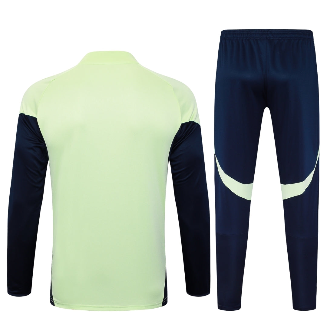 Chándal de fútbol Reino del Futbol, chaqueta verde claro y pantalón azul marino con detalle.