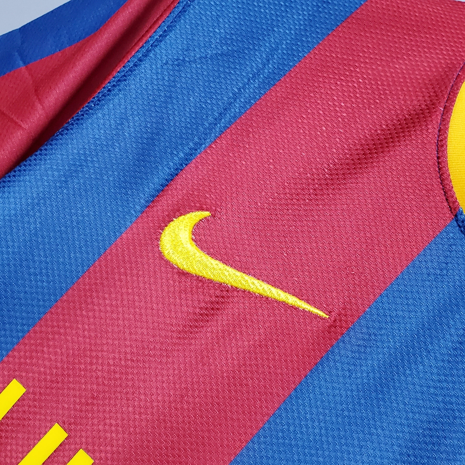 Detalle de camiseta de futbol azulgrana con logo Nike, Reino del Futbol