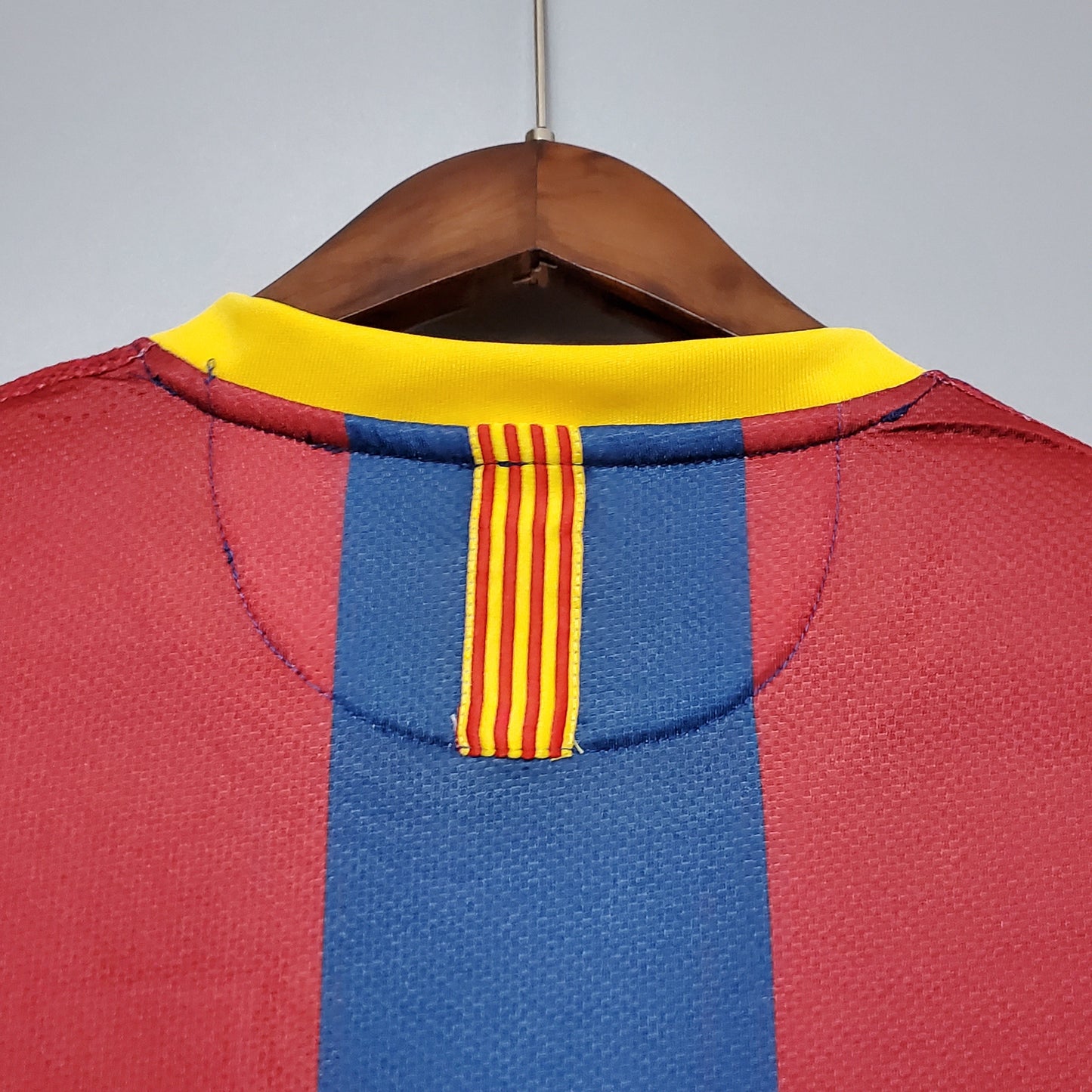 Camiseta de futbol azulgrana con detalle amarillo y rojo en el cuello, Reino del Futbol