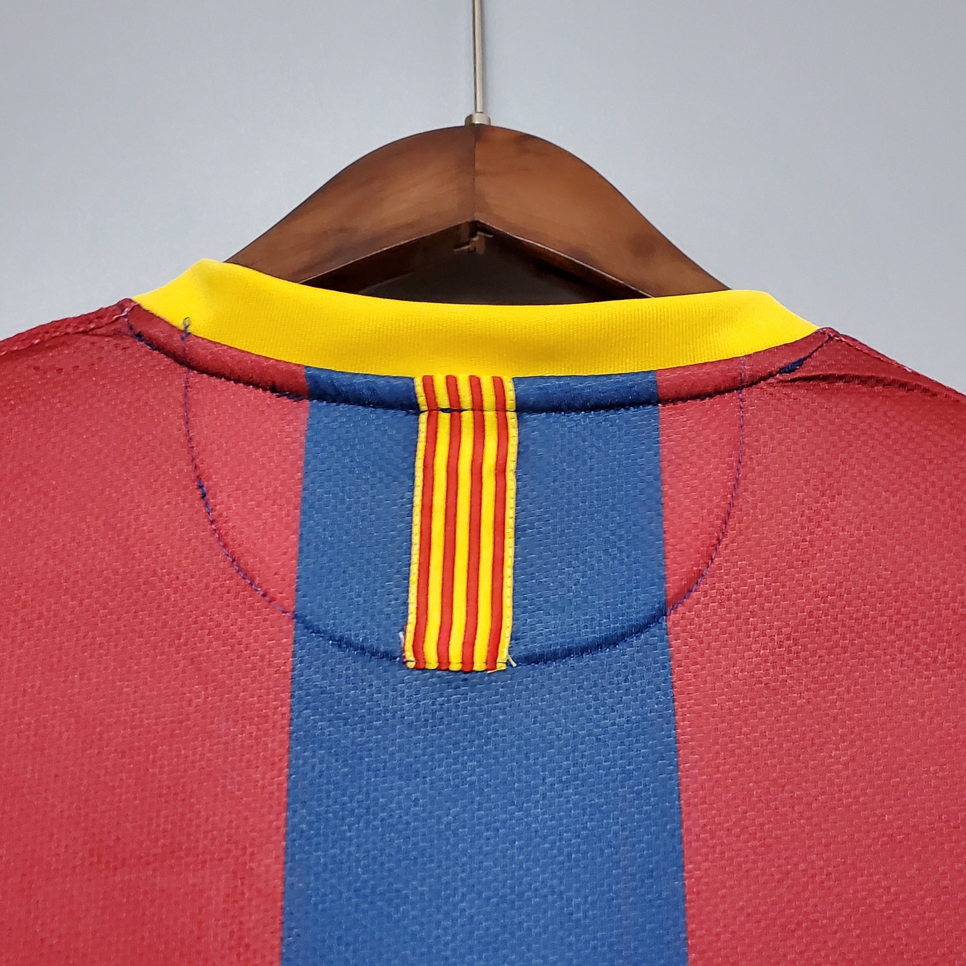 Camiseta de futbol azulgrana con detalle amarillo y rojo en el cuello, Reino del Futbol