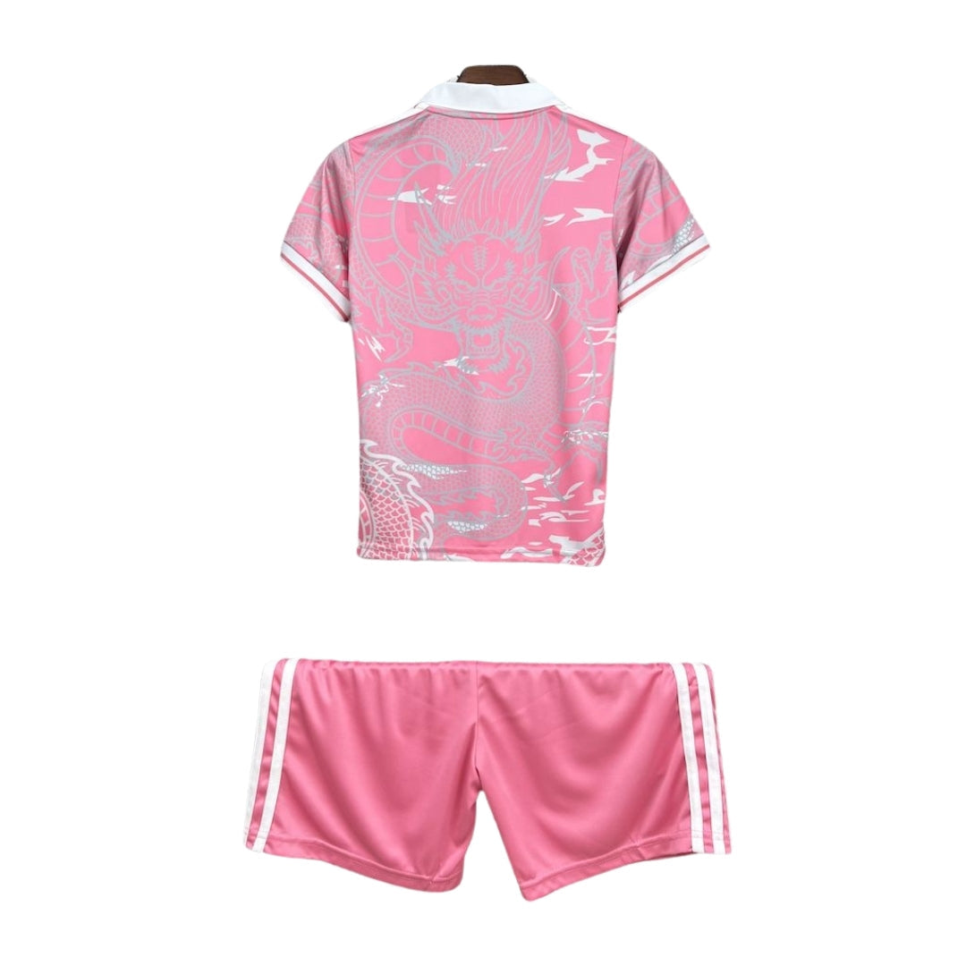 Conjunto de fútbol rosa Real Madrid 2023/24 con dragón blanco, camiseta y short para niños