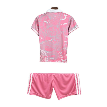 Conjunto de fútbol rosa Real Madrid 2023/24 con dragón blanco, camiseta y short para niños