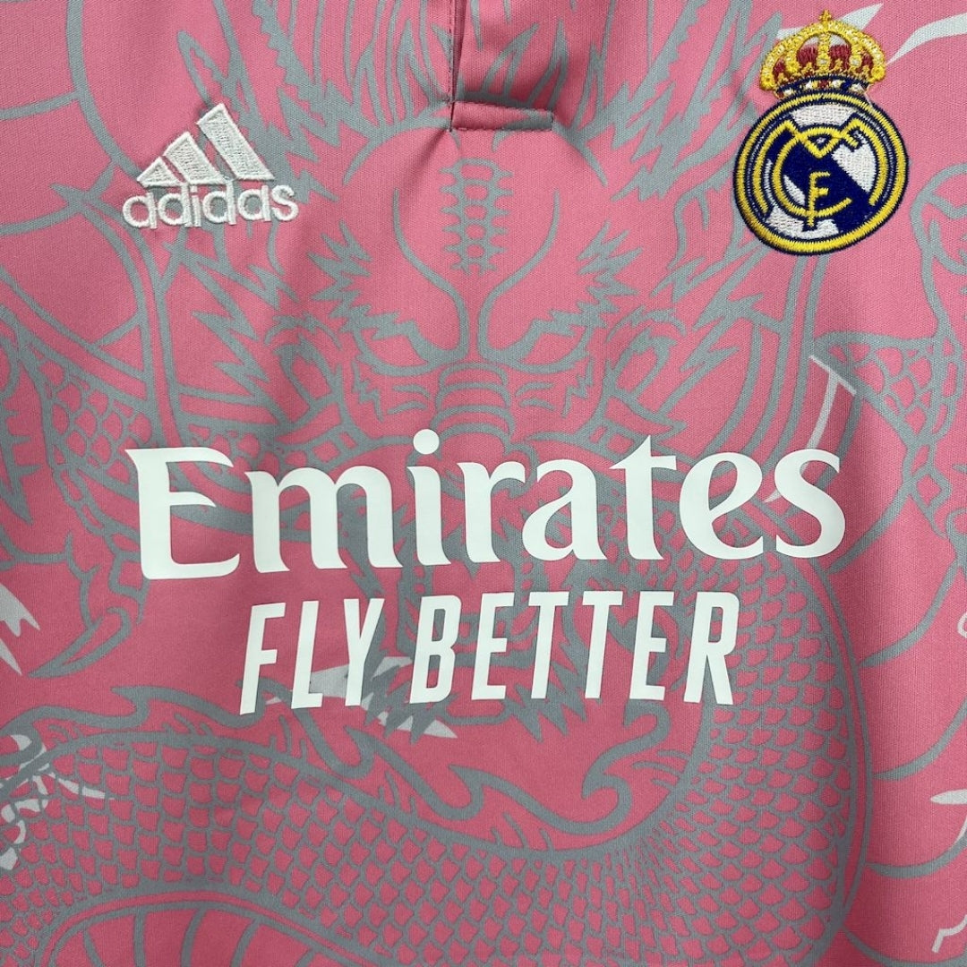 Camiseta rosa Real Madrid 2023/24 con dragón, logo Adidas y escudo, Reino del Futbol