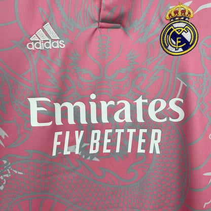 Camiseta rosa Real Madrid 2023/24 con dragón, logo Adidas y escudo, Reino del Futbol