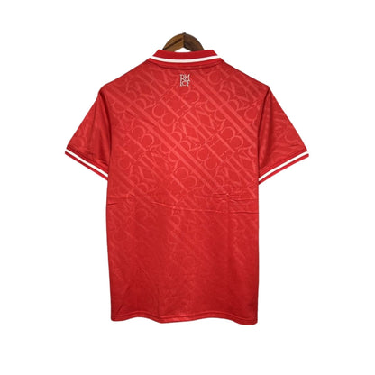 Camiseta roja Real Madrid 2024/25 detalle monograma, vista trasera, Reino del Futbol