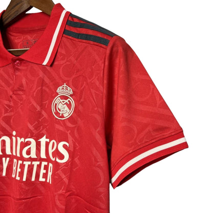 Camiseta roja Real Madrid 2024, logo del club y detalles blancos, Reino del Futbol