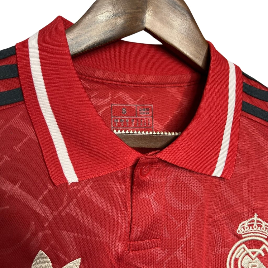 Camiseta Real Madrid 2024/25 roja con detalles blancos y logo en el pecho, Reino del Futbol