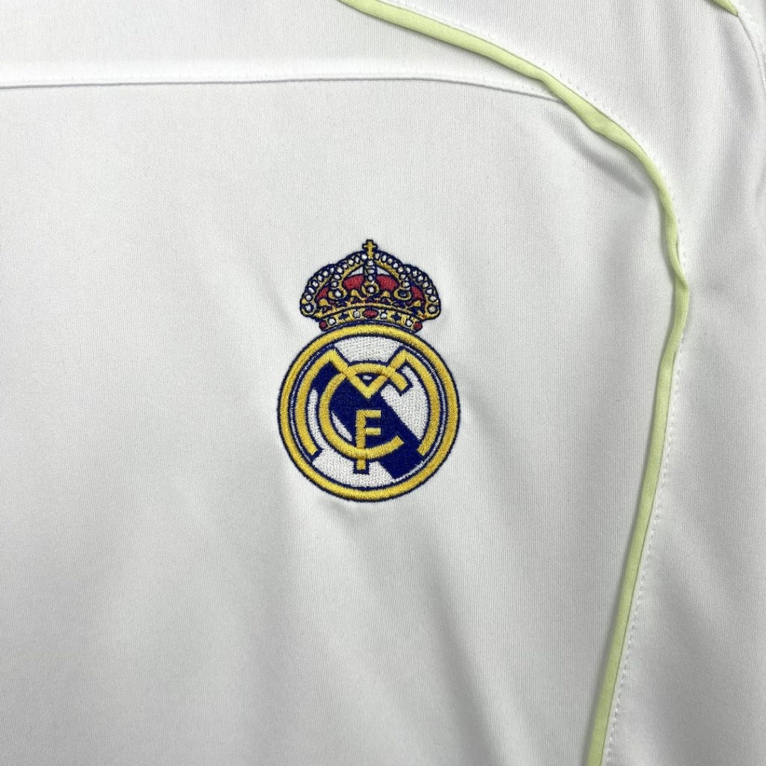 Escudo Real Madrid bordado en camiseta blanca 2025-2026, tienda Reino del Futbol