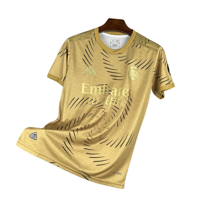 Camiseta de entrenamiento dorada Real Madrid 2025-2026, diseño Adidas sobre fondo blanco