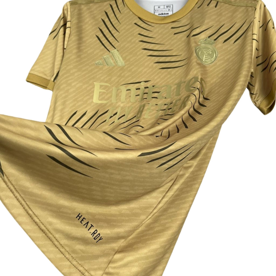 Camiseta entrenamiento dorada Real Madrid 2025-26 Adidas, logo y escudo visibles, Reino del Futbol