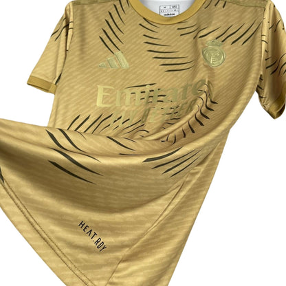 Camiseta entrenamiento dorada Real Madrid 2025-26 Adidas, logo y escudo visibles, Reino del Futbol